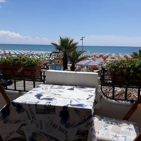 Appartamento Frontemare Azzurra กาออร์เล ภายนอก รูปภาพ